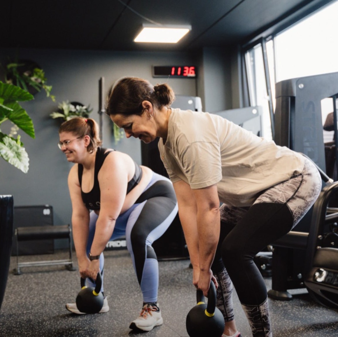 Dames trainen met kettlebells bij Zone5 Vught