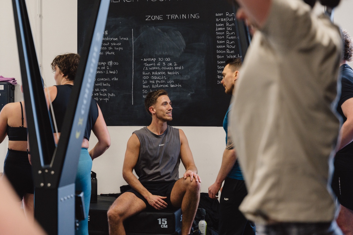 Coach begeleidt groep bij Zone5 Vught GroupZone training