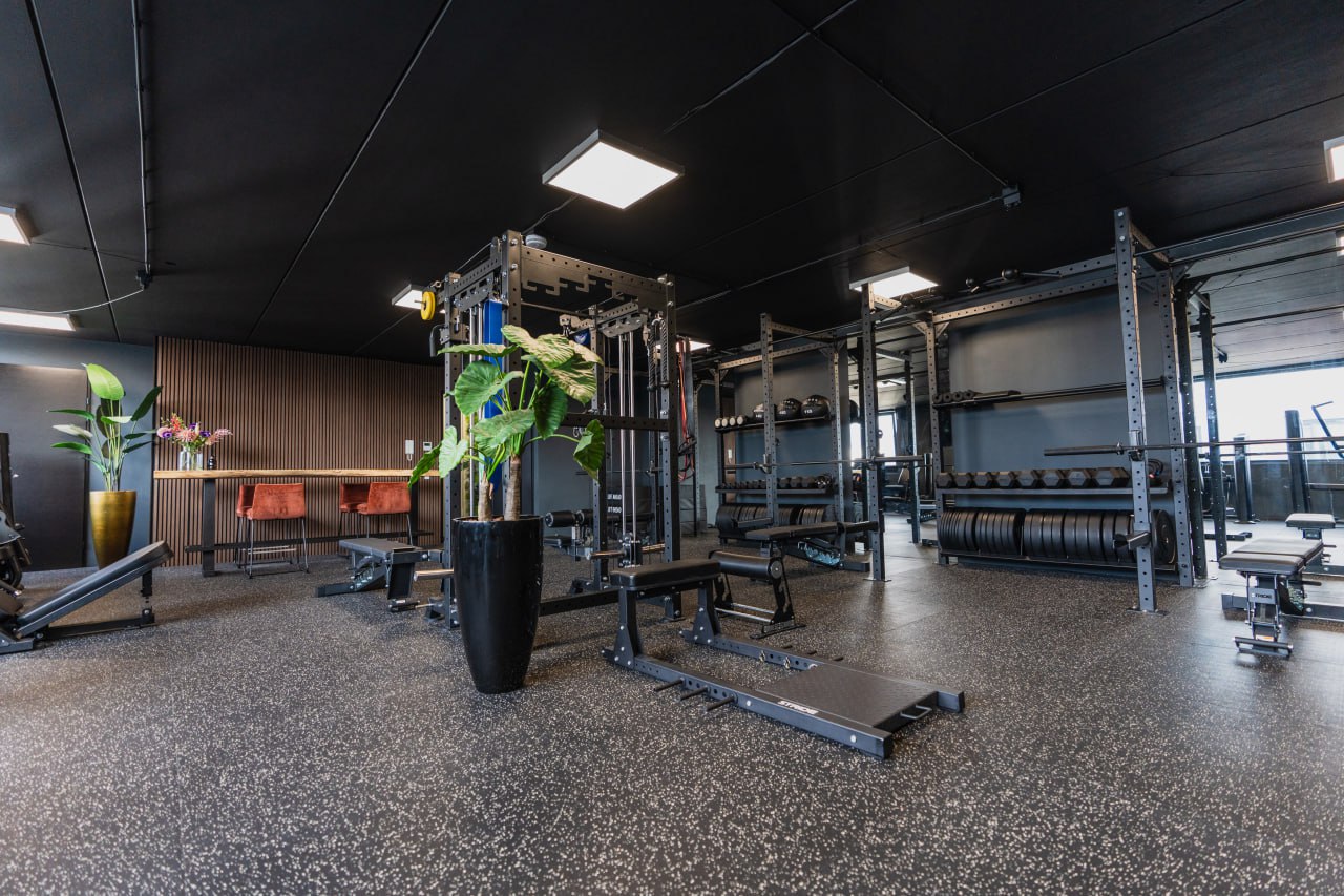 Zone5 Vught overzicht trainingsruimte met houten wand